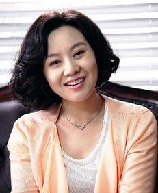 娱乐吃瓜妹闫妮是谁扮演的,揭秘幕后喜剧女王